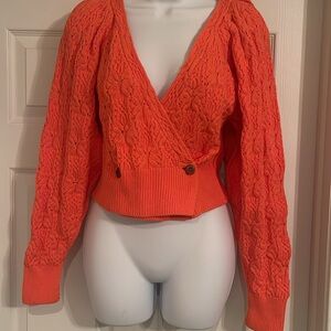 Free People shrug. Tag color labeled incorrectly as pink. It’s orange. 🙄